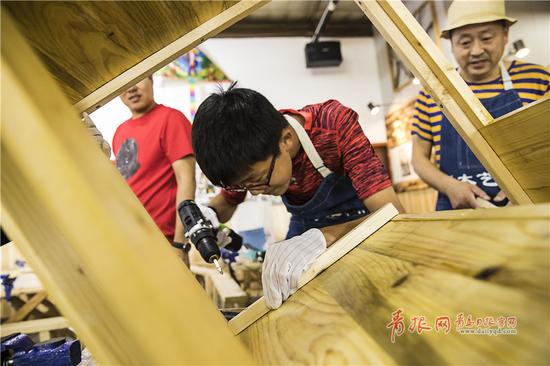 2017年10月2日，拍摄的青岛市中学生自己动手制作“小Q共享书屋”的过程。（图片来自家长提供）