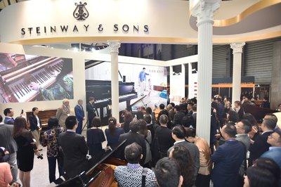 发布会现场观众欣赏精彩演出