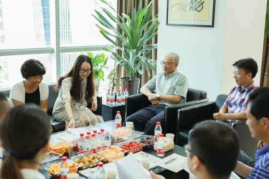 (左二为奕齐集团总裁柴凌旭女士,左三为万里学院校长应敏先生)