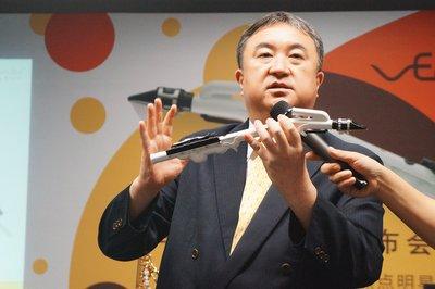 福泽守先生向现场来宾介绍产品