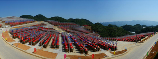 △郎酒天宝峰露天陶坛酒库占地300多亩,储酒能力4万吨,建成后其规模还将再刷新酒行业记录,届时整个天宝峰储酒库区储酒能力将达到25万吨