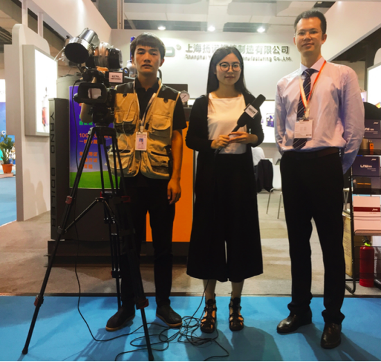 许明堂与CCTV证券资讯对话星品牌节目组在展会现场
