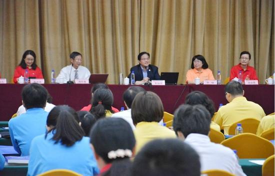首席合伙人兼主任会计师黄锦辉在开班仪式发表讲话