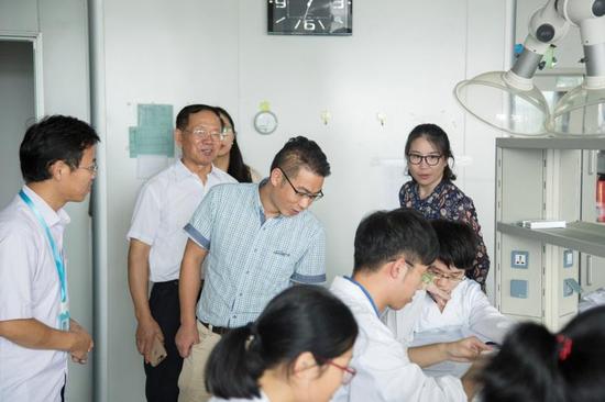 上图:评审老师现场考察九旭实验室