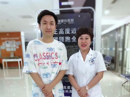 △来自德国的帅小伙与吴慧莺主任合影
