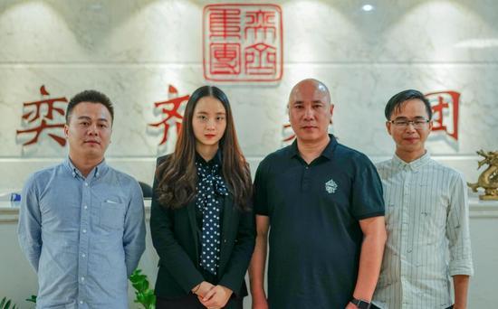 (右二为影视协会常务副会长柯建设,左二为奕齐集团总裁柴凌旭女士,右一为影视协会副秘书长叶建平,左一为奕瑾影视副总经理张雷)