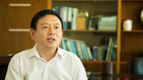 上图:江苏九旭药业集团董事长兼总经理李宏接受栏目采访