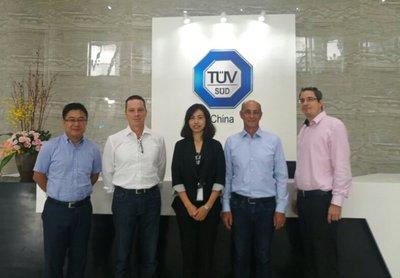 Munich RE工程险业务副总监Christian Bendal先生(左二)访问TUV 南德大中华区总部