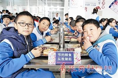 黄岛区第六中学学生在学校餐厅用餐。周光辉 李 赢 摄