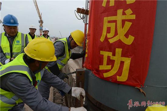 整个站房工程大约需要4万吨钢材，计划明年2月完工。