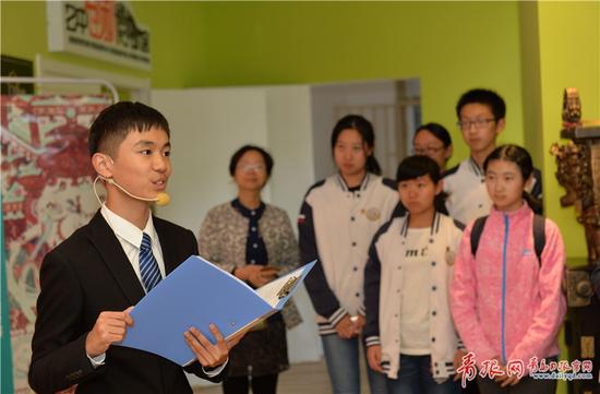 二中同学在为大家做讲解。
