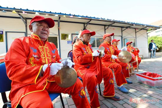 2017年10月22日,青岛市市北区闫家山,非遗地秧歌锣鼓队在演出现场。