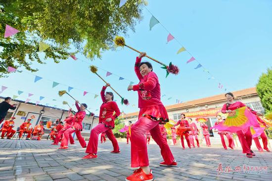 2017年10月22日,表演者在青岛市市北区闫家山为村民演出非遗地秧歌。