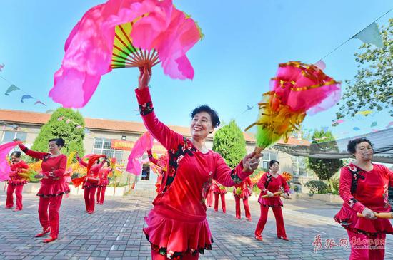 2017年10月22日,表演者在青岛市市北区闫家山为村民演出非遗地秧歌。