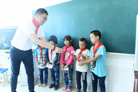 活动当天,优秀学生得到了鼎峰集团王昂、田泽湘,贾红建三位创始人发放的奖学金