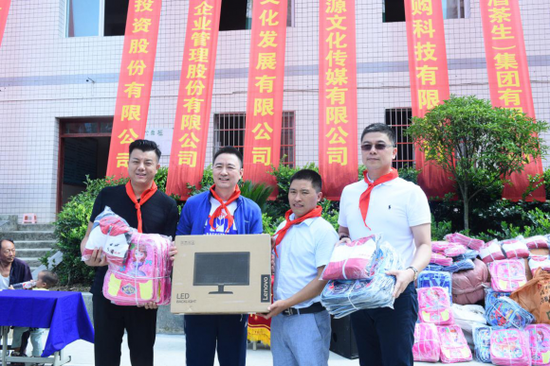 这批爱心物资包括书包,饮水机、电脑、电视、以及大量体育器材等