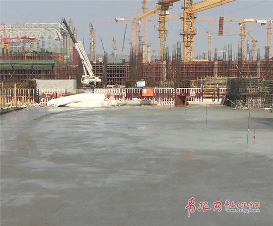 浇筑完成后的高地铁站房房顶。 记者 傅学军 摄