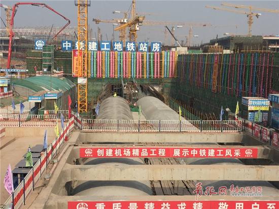 青岛新机场高地铁站封顶。 记者 傅学军 摄