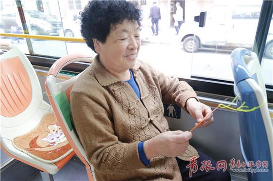 “平时我们坐她的车,她就总是提醒我们多穿衣服、扶好扶手之类的,现在看到她写的这些提示卡,感觉特别暖心。”乘客马女士说。
