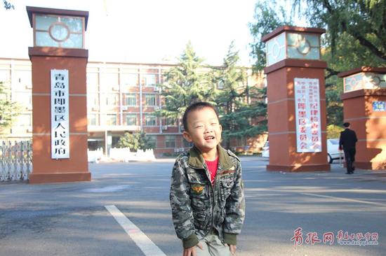 图为市民在青岛市即墨区人民政府门前拍照留念。