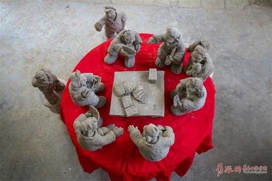 2008年,荆宝海的泥塑作品获得青岛市民间艺术作品精品展铜奖,也是平度泥塑制作者中第一个获此奖项的民间艺人。