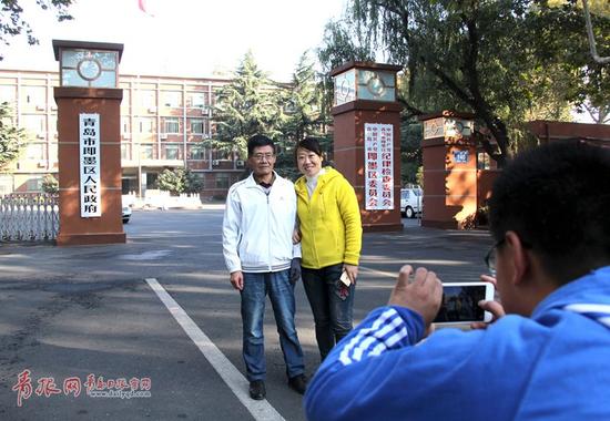 图为市民在青岛市即墨区人民政府门前拍照留念。