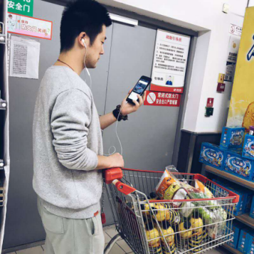 逛超市也能用华尔街英语APP学习的Lucas  Liu