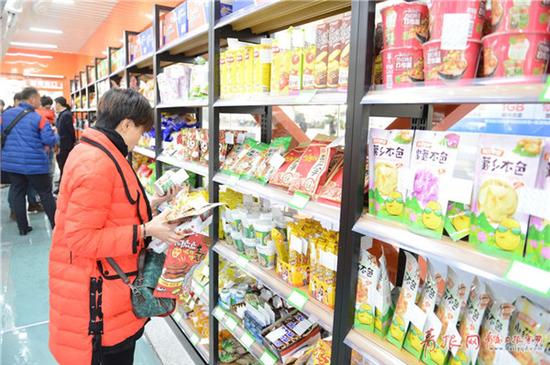自助选购商品。记者 傅学军 摄
