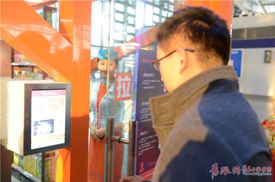 旅客在刷脸进入超市。记者 傅学军 摄