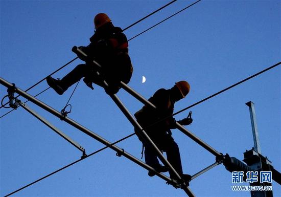 中铁电气化局集团的施工人员在济青高铁临淄北至青州区间进行接触网作业。