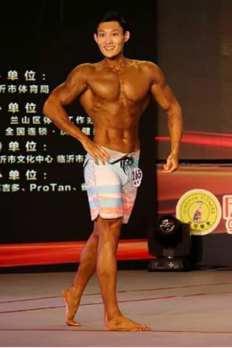 正在参加男子健体E组比赛的张艺腾
