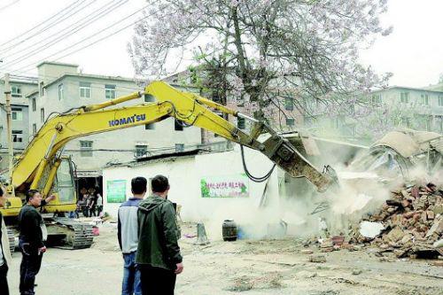 历城区全福汽配城违建拆除现场。　本报记者　张阿凤　摄