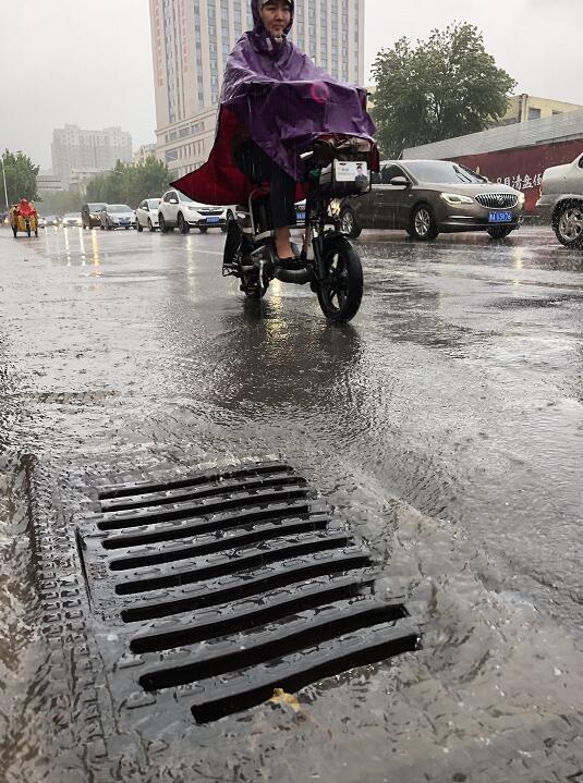 台风“摩羯”带来大暴雨（记者 李承谦 摄）