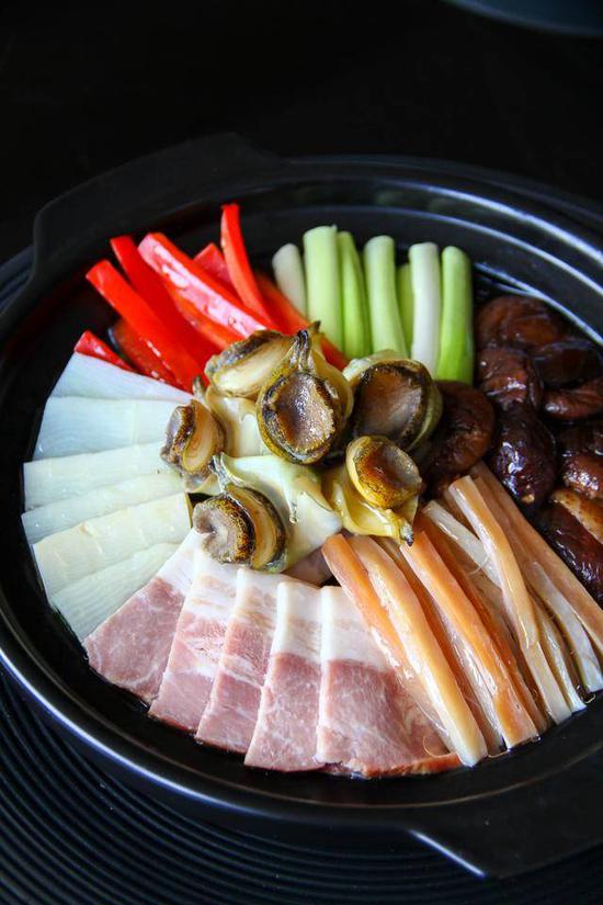 青蒜鱿鱼螺肉锅。
