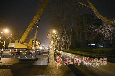 3月31日晚,燃气管线穿越施工现场。 王 凯 摄