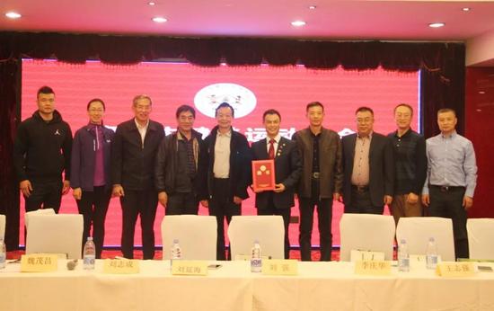 刘志成会长(上图左五)向李庆华先生(上图左六)颁发名誉会长聘书