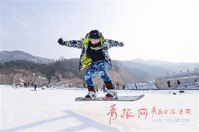 ▲游客在北宅高山滑雪场滑雪。
