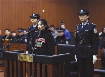 2月1日,莫焕晶在杭州中院受审。杭州市中级人民法院供图