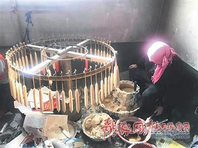 刘启友家人正在进行“蘸蜡”工序。刘岱 摄