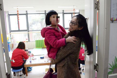 江苏省慈善总会募捐财务部黄月梅开心的抱起福利院的孩子