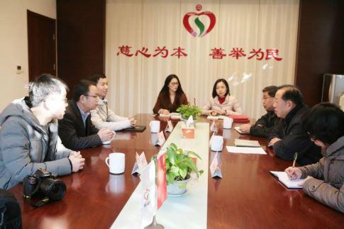 雅睿“为爱而生”全国慈善公益行走进江苏签字仪式现场