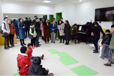 省、市慈善总会各级领导与雅睿慈善公益团队一起探望南通儿童福利院的孩子们