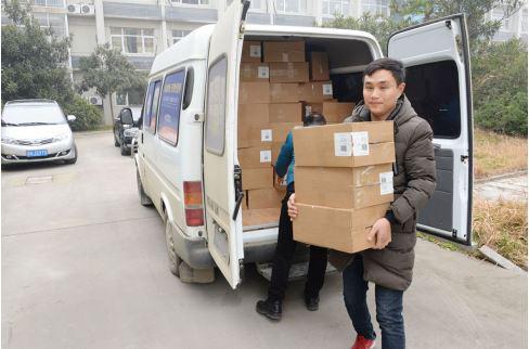 本次活动捐助的雅睿爱心奶粉数量达到1300罐