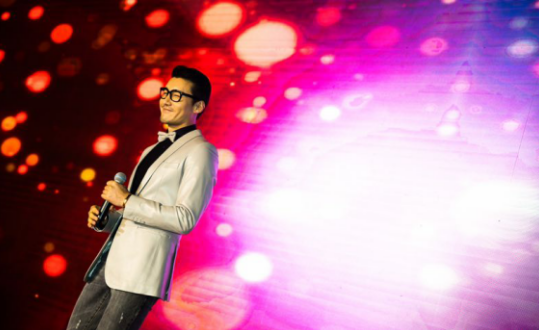 国际名模胡兵倾城演唱