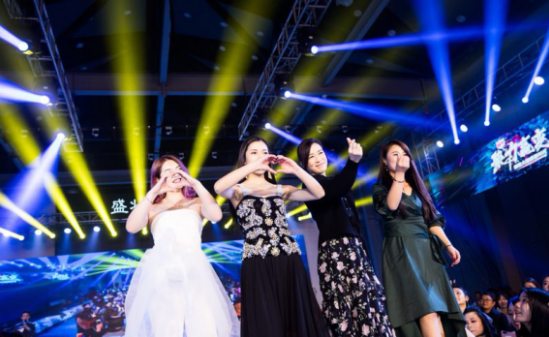 国际影视巨星佘诗曼和代理走秀互动