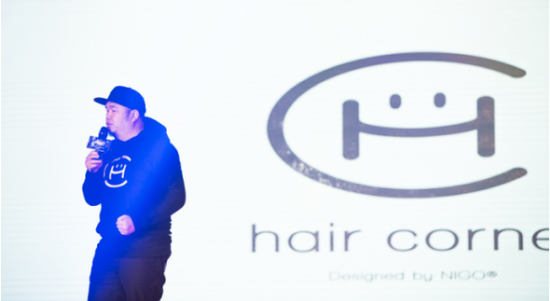 Ken对盛妆新品进行讲解