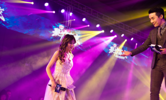 爱即品牌创始人王雪准备上台致辞