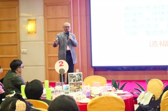 广东省营销师协会常务副会长、广州市天地谷神健康科技有限公司董事长罗明光在演讲