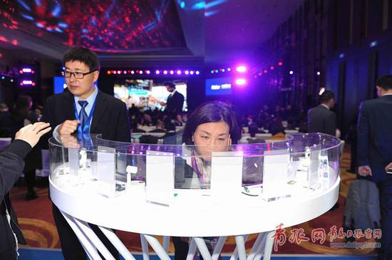 ▲发布会现场,观众体验海尔智慧家庭最新成果。(青岛观摄影师 李勇智 摄)