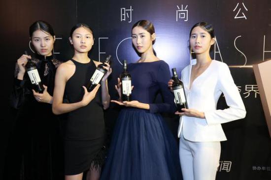 当你手端智猴葡萄酒时,你要学会慢慢品尝其中味道。